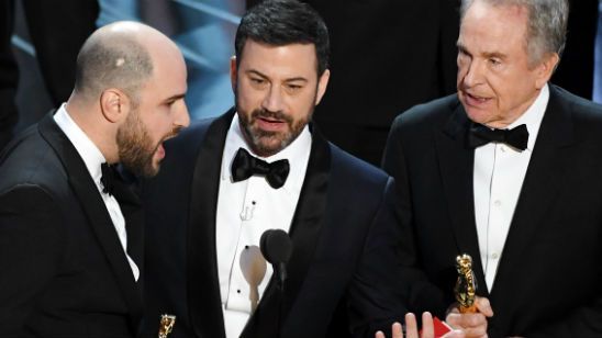 Imagem da notícia Oscar 2017: Auditora pede desculpas pela troca de envelopes de Moonlight e La La Land