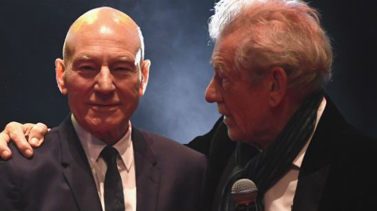 Imagem da notícia Patrick Stewart recebe prêmio honorário e é beijado por Ian McKellen