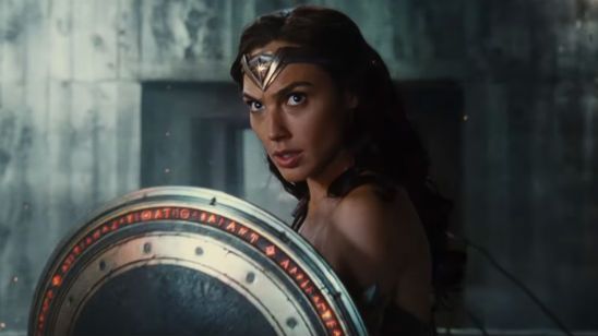 Imagem da notícia Liga da Justiça: Mulher-Maravilha está pronta para o combate em comercial de TV e cartaz