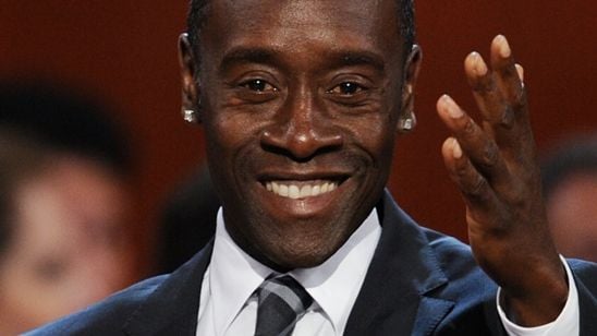 Don Cheadle planeja produzir e estrelar filme sobre primeiro milionário negro de Wall Street