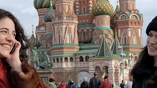 Exclusivo: Duas amigas se provocam e conhecem a Rússia em nova cena de Vermelho Russo