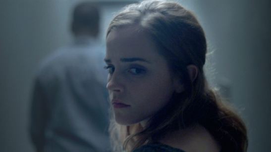 O Círculo: Emma Watson é vigiada por Tom Hanks no trailer legendado