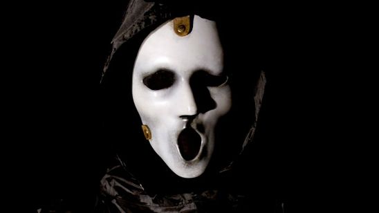 Imagem da notícia Novo showrunner, nova produtora, novo elenco: Scream volta ao zero para a terceira temporada