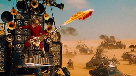 Mad Max: George Miller planeja sequência com insano guitarrista de Estrada da Fúria