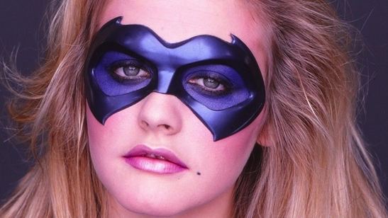 Alicia Silverstone diz que "seria divertido" viver a Batgirl novamente: "Minha atuação está melhor"