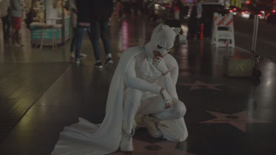 Imagem da notícia Batman de uniforme branco? Jaden Smith encarna o super-herói em novo videoclipe