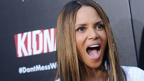 Imagem da notícia Halle Berry ganha 'Oscar de Melhor Mãe' no tapete vermelho de seu novo filme