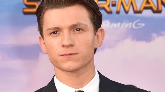 Imagem da notícia Tom Holland será espião durante a Segunda Guerra Mundial na adaptação de Beneath a Scarlet Sky