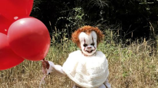Imagem da notícia Fotógrafo veste o irmão caçula como Pennywise, de It - A Coisa