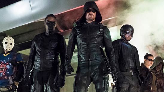 Imagem da notícia Arrow: Stephen Amell e elenco fazem mistério sobre sexta temporada da série (Entrevista)