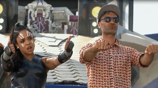 Imagem da notícia Making of de Thor: Ragnarok tem brincadeiras de bastidores e depoimentos de Chris Hemsworth, Mark Ruffalo e Taika Waititi