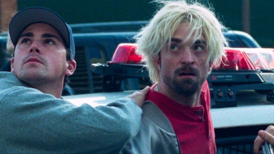 Imagem da notícia Robert Pattinson precisa tirar o irmão da cadeia no cartaz nacional de Bom Comportamento (Exclusivo)
