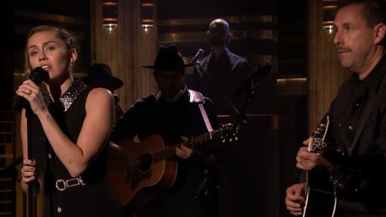 Imagem da notícia Adam Sandler canta e toca com Miley Cyrus em homenagem às vítimas do massacre de Las Vegas