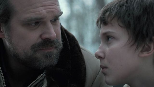 Imagem da notícia Stranger Things: Acessório usado por Hopper conecta chefe de polícia a sua filha e a Eleven