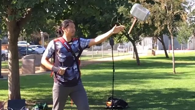 Imagem da notícia Engenheiro cria Martelo de Thor de verdade, que voa e volta para a mão do dono