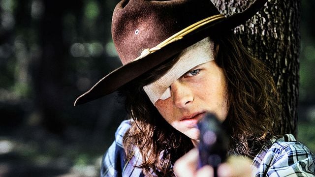 The Walking Dead: Chandler Riggs aparece de cabelos curtos em foto