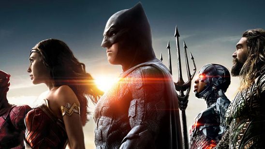 Imagem da notícia Liga da Justiça: Fãs fazem protesto nos estúdios da Warner Bros. pedindo corte do diretor Zack Snyder