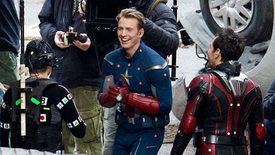 Imagem da notícia Capitão América veste uniforme do primeiro filme nos bastidores de Vingadores 4