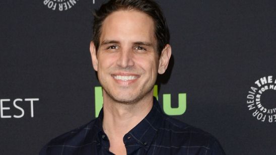 Imagem da notícia CBS encomenda piloto de série de comédia dramática de Greg Berlanti, produtor do Universo Arrow
