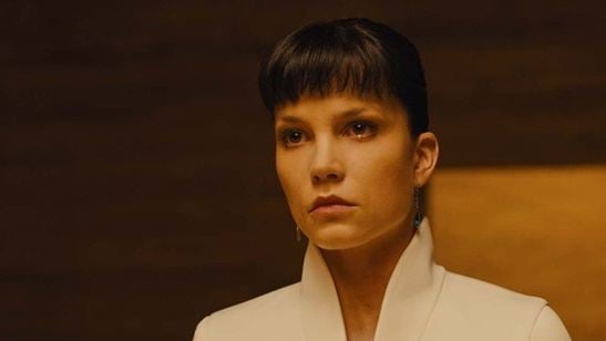 Sylvia Kristel, estrela da franquia erótica Emmanuelle, será vivida por atriz de Blade Runner 2049 em cinebiografia