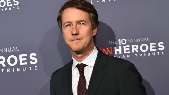 Imagem da notícia Bombeiro morre durante incêndio nas gravações de filme dirigido por Edward Norton