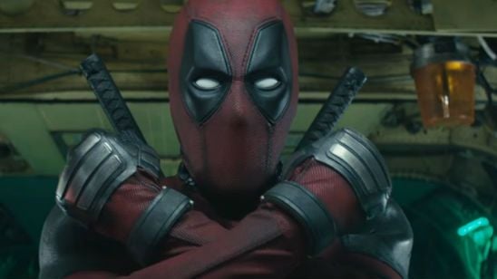 Deadpool 2: Mercenário Tagarela veste a camisa dos X-Men (literalmente!) em foto inédita