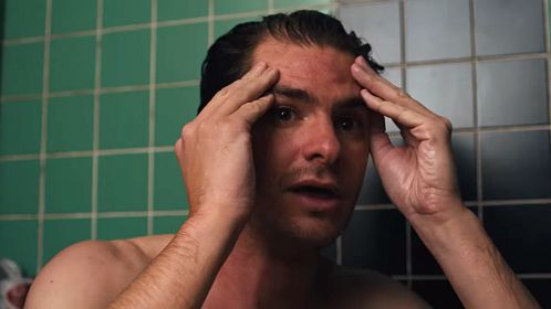 Imagem da notícia Festival de Cannes 2018: Mistura de comédia e suspense, Under The Silver Lake presta homenagem à cultura pop