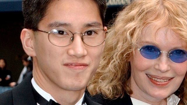 Imagem da notícia Moses Farrow, filho de Mia Farrow, acusa mãe de abuso psicológico e defende Woody Allen