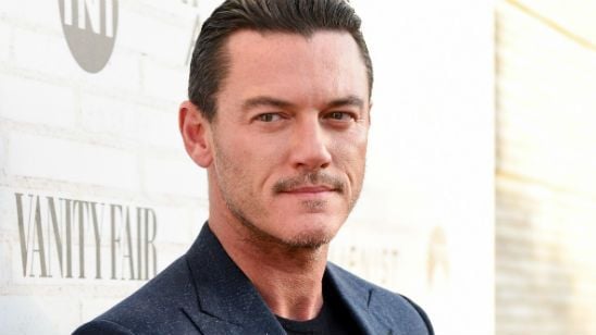 Imagem da notícia Luke Evans entra para o elenco de nova comédia estrelada por Adam Sandler e Jennifer Aniston 
