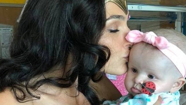 Imagem da notícia Gal Gadot visita hospital infantil usando uniforme da Mulher-Maravilha