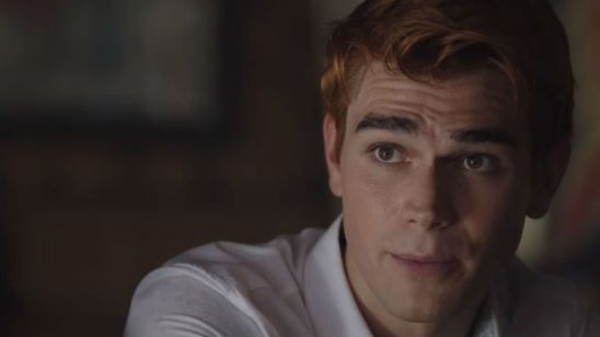 Imagem da notícia Comic-Con 2018: Trailer da terceira temporada de Riverdale promete mais problemas nas vidas de Archie e Betty