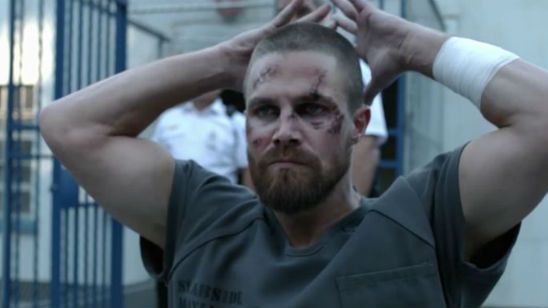 Imagem da notícia Arrow: A vida não está fácil para Oliver Queen no cartaz da 7ª temporada