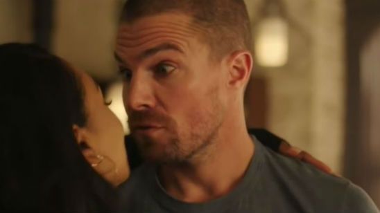 Imagem da notícia Oliver Queen se transforma em Barry Allen no primeiro teaser do crossover de Arrow, The Flash e Supergirl