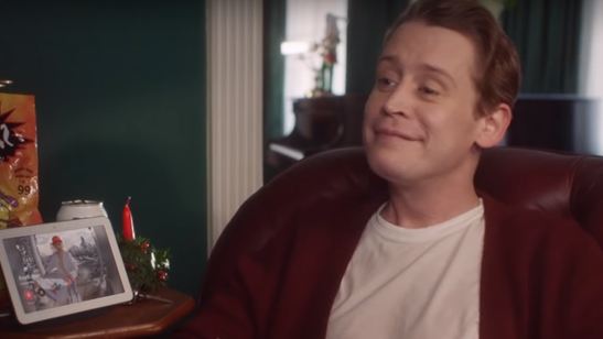 Macaulay Culkin recria cenas de Esqueceram de Mim em comercial natalino