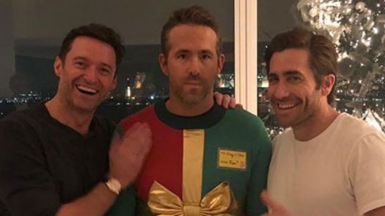 Imagem da notícia Hugh Jackman e Jake Gyllenhaal zoam Ryan Reynolds em foto natalina