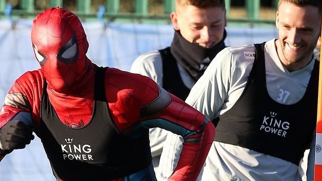 Imagem da notícia Homem-Aranha no... futebol inglês? Jogador se veste como o herói para animar treino