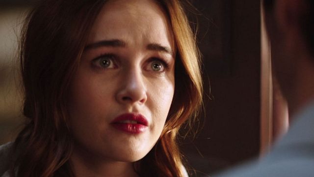 Imagem da notícia Você: Ambyr Childers é promovida para o elenco regular da 2ª temporada