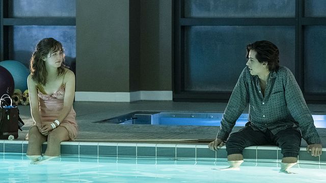 Imagem da notícia Cole Sprouse e Haley Lu Richardson querem te fazer chorar em novo trailer de A Cinco Passos de Você