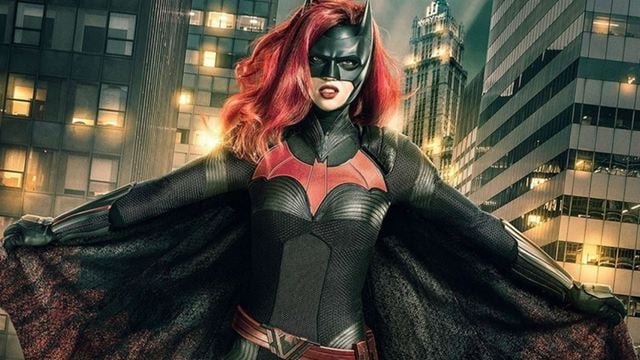 Batwoman escala o pai da heroína interpretada por Ruby Rose