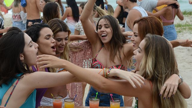 Imagem da notícia Socorro, Virei uma Garota! transforma garoto nerd em mulher no seu primeiro trailer