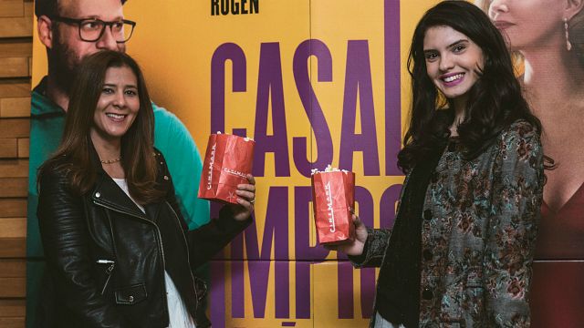 Imagem da notícia Casal Improvável: Fãs se surpreendem com Charlize Theron na comédia em pré-estreia