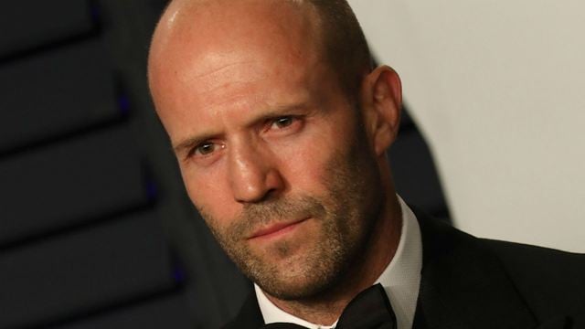 Jason Statham prova suas habilidades com o desafio da garrafa