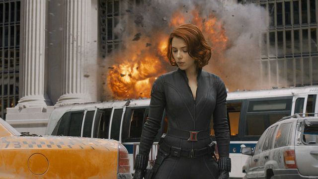 Imagem da notícia Scarlett Johansson garante que recebe salário igualitário aos dos homens da Marvel