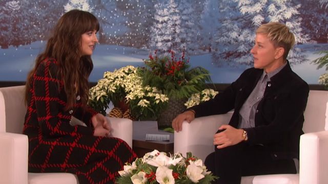 Imagem da notícia Em entrevista, Dakota Johnson e Ellen DeGeneres passam por momento constrangedor