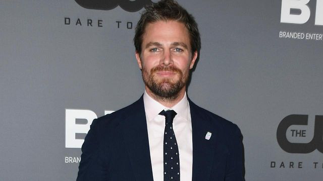 Imagem da notícia Stephen Amell, de Arrow, é acusado de racismo e rebate