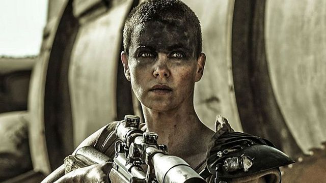 Imagem da notícia Charlize Theron comenta sobre estar de fora do spin-off da Furiosa