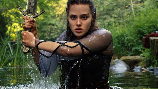 Imagem da notícia Cursed - A Lenda do Lago: É Katherine Langford quem segura a espada nessa versão da lenda do Rei Arthur (Primeiras Impressões)