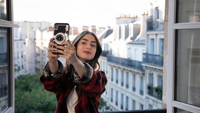 Imagem da notícia Emily em Paris: As comédias românticas ficaram datadas com a era digital?