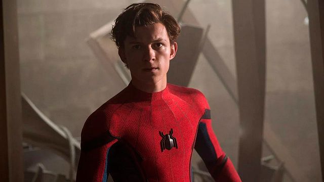 Imagem da notícia Homem-Aranha 3: Tom Holland aparece com duas máscaras em primeira foto dos bastidores