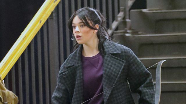 Imagem da notícia Hawkeye: Hailee Steinfeld aparece como Kate Bishop durante filmagens da série